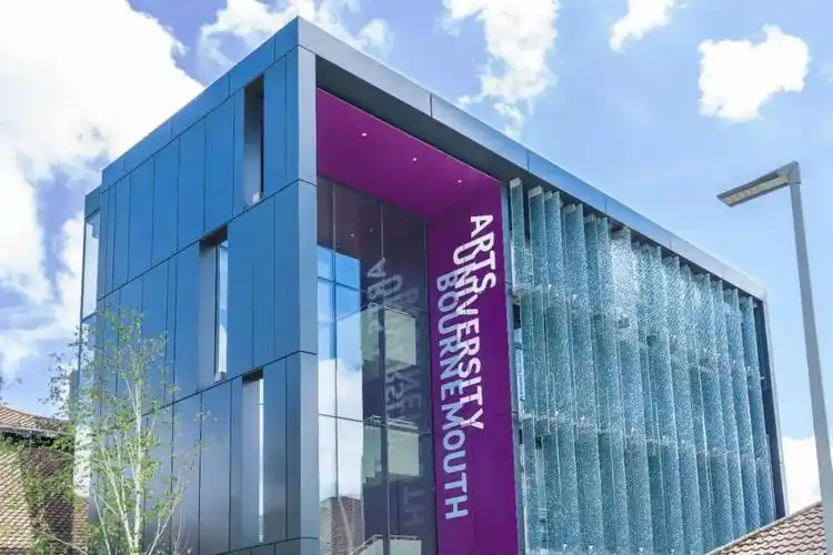 从伯恩茅斯沙滩到牛津庭院：中年人的 “追梦留学”，艺术才是人生下半场的主角