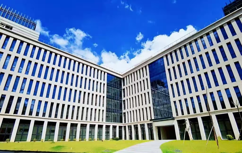 在我国，有一所由【两国元首】共建的高校