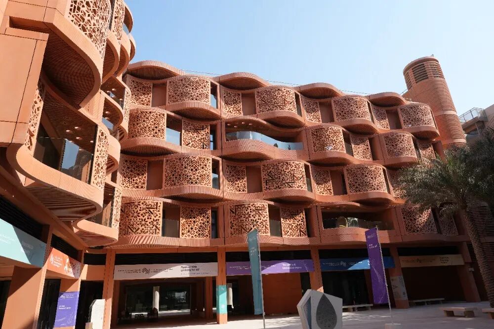 【中东留学】世界首所纯AI大学深度解析：全奖+高薪+永居的留学新选择