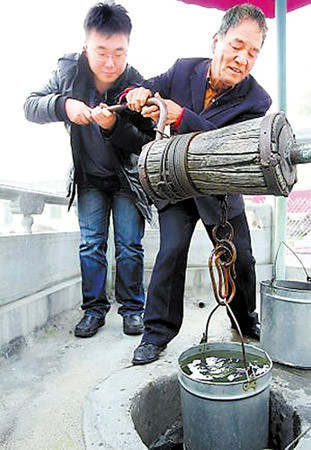 蒲洼村缺水，家家都修建了储水窖。村民隗合旺无儿无女，无钱建水窖，是村里唯一的五保户。朱震时常帮他到村口公用水井打水、挑水。
