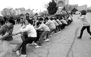 朝鲜娱乐活动有限,中国大使馆工作人员组织本国留学生到平壤“凯旋门”进行拔河比赛 朝鲜娱乐活动有限,中国大使馆工作人员组织本国留学生到平壤“凯旋门”进行拔河比赛