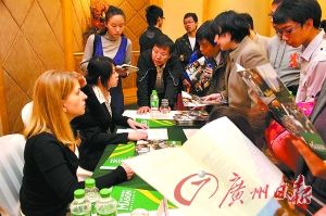 已考取SLEP成绩的学生可趁大部分美国中学还没公布停止接受该成绩，赶在今秋前申请入学。