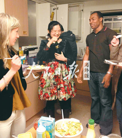 吕潇轩与同一公寓的朋友一起开香槟庆祝自己的23岁生日。