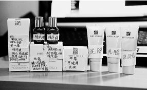 这是Tom为妈妈买的母亲节礼物，怕妈妈看不懂英文，Tom在每样护肤品的包装上，都写了详细的中文说明。