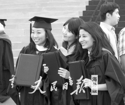 纽约州雪城大学的中国留学生和国际学生合影留念，脸上洋溢着幸福的笑容。