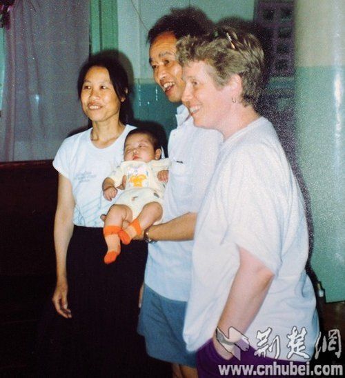 图为：Margaret(右)1992年从寄养家庭中接过女婴 资料图片