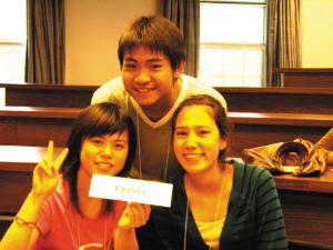 2009年，陈璐婷(左一)代表新加坡参加全球青年领袖会议。