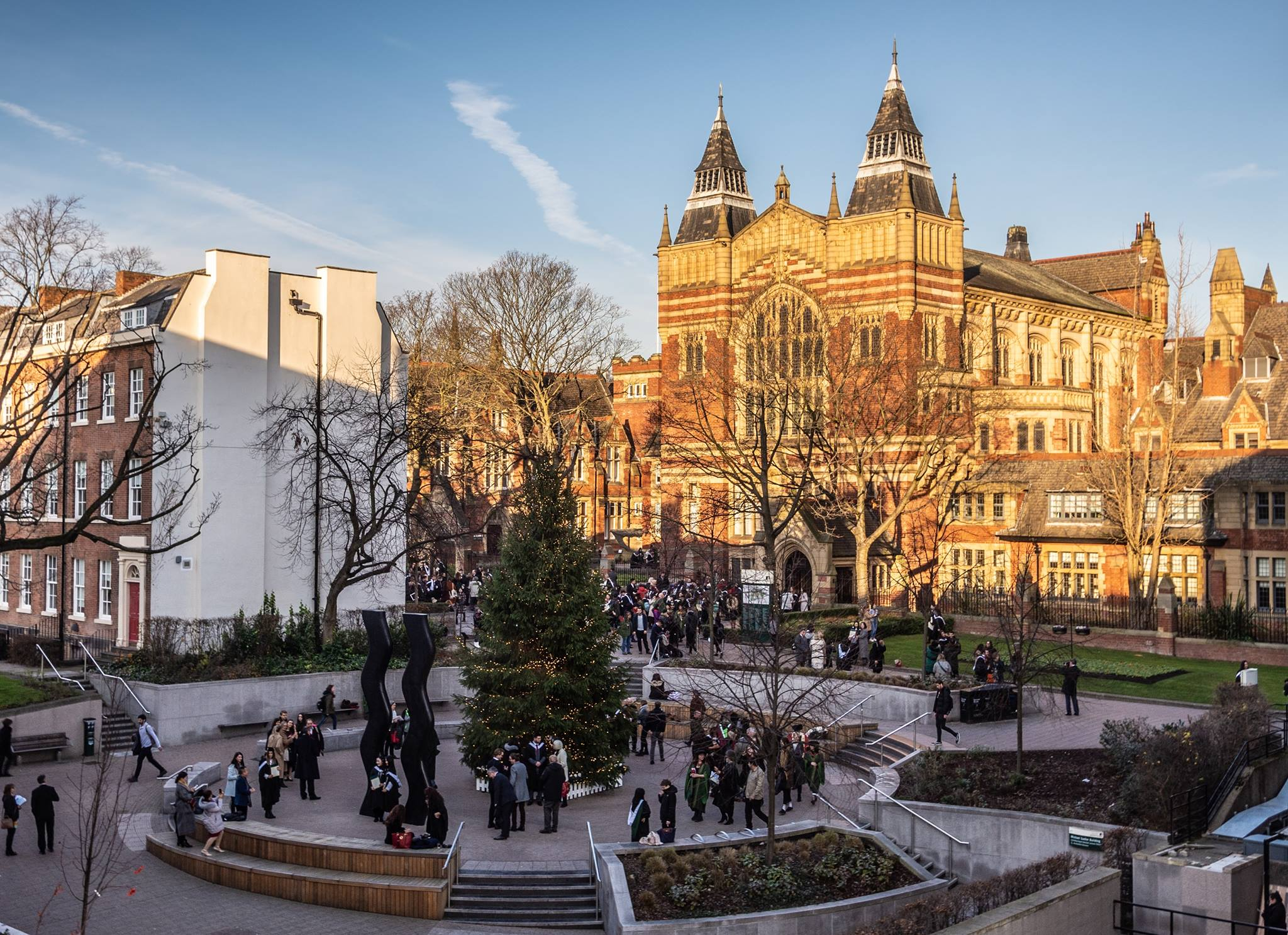 利兹大学排名“变形记”：在世界QS与英国本土CUG排名之间反复横跳，该怎么看？