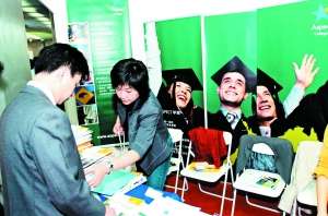 调查显示，2012年，美国是中国留学生读博的首选国家。（资料图片）