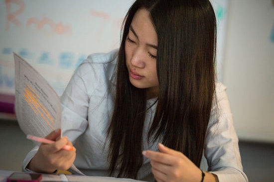 孟媛，18岁，来自上海，叫自己“梦露”，是曼哈顿一家私立学校的学生。