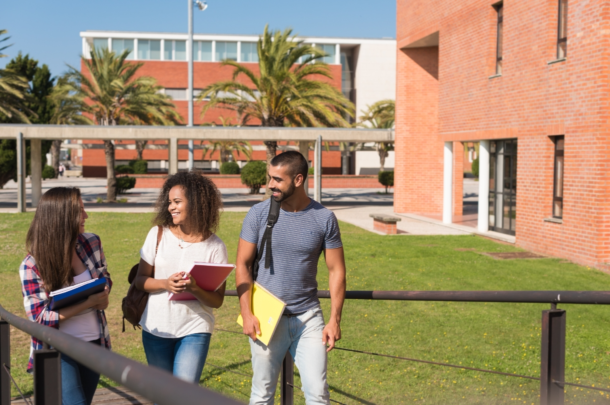 考研成绩崩了？换条赛道，免统考、不出国也能拿海外硕士学位！