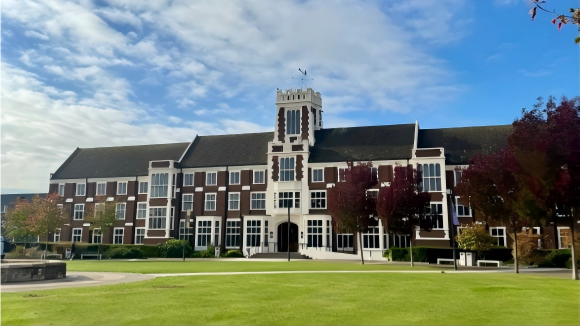 排名不起眼，专业顶呱呱！这 4 所英国大学被中国学生严重低估