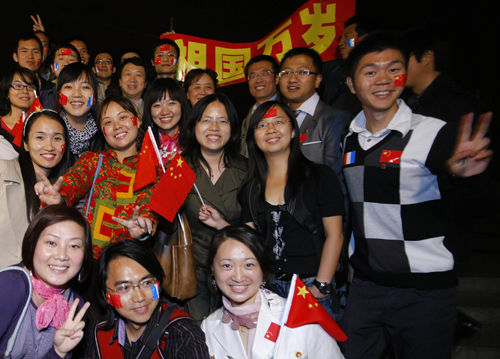 资料图片：2009年9月30日，在法国的中国留学生在巴黎庆祝新中国60华诞。