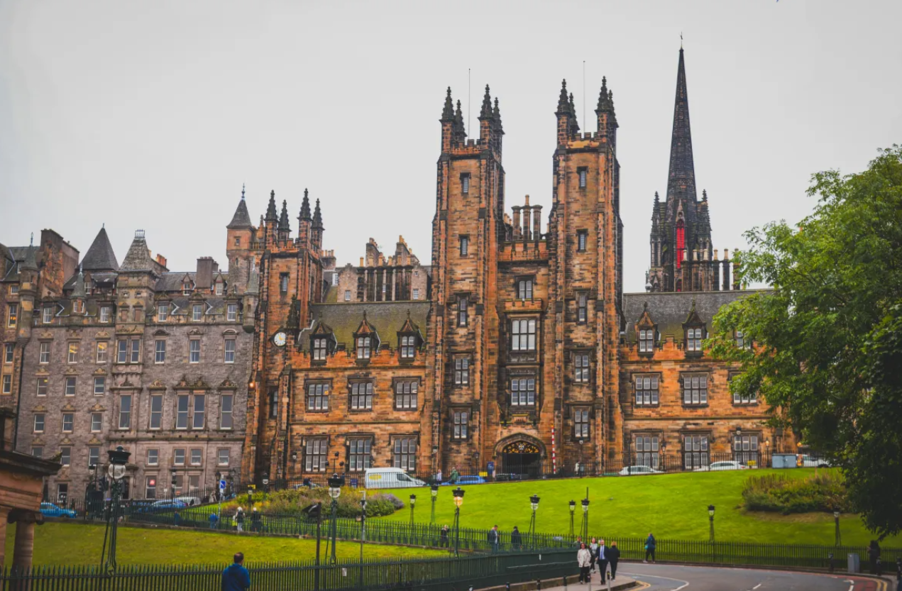 未来10年，英国留学这5类专业爆火，就业前景超好！最后一个有点意外...