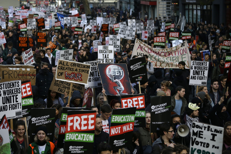 英国大学生聚集示威要求免费入学