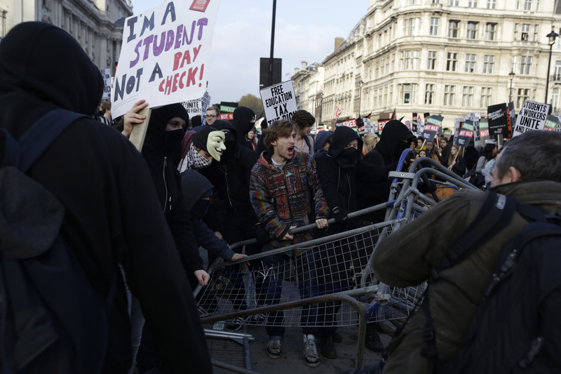 英国大学生聚集示威要求免费入学