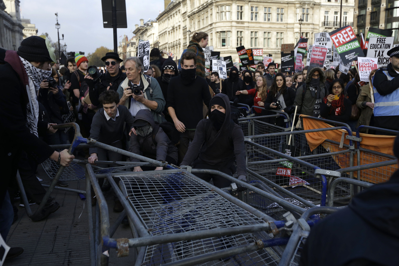 英国大学生聚集示威要求免费入学