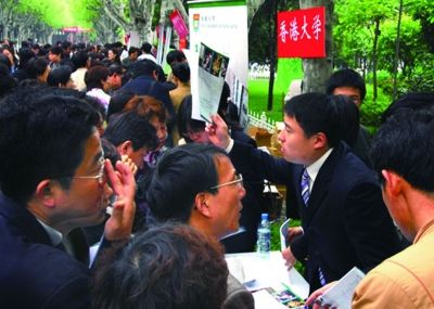 香港高校颇受内地学生青睐，能否通过纯英文面试是校方录取学生的重要因素。(资料图片)