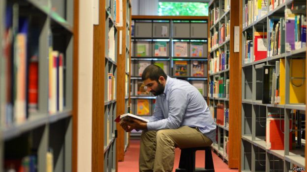 图书馆中的学生