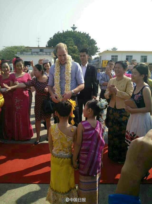 英国威廉王子抵达西双版纳访问 喂食亚洲象