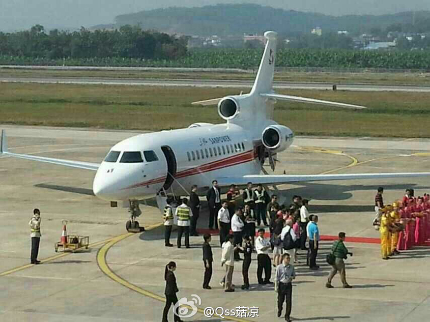 英国威廉王子抵达西双版纳访问 喂食亚洲象