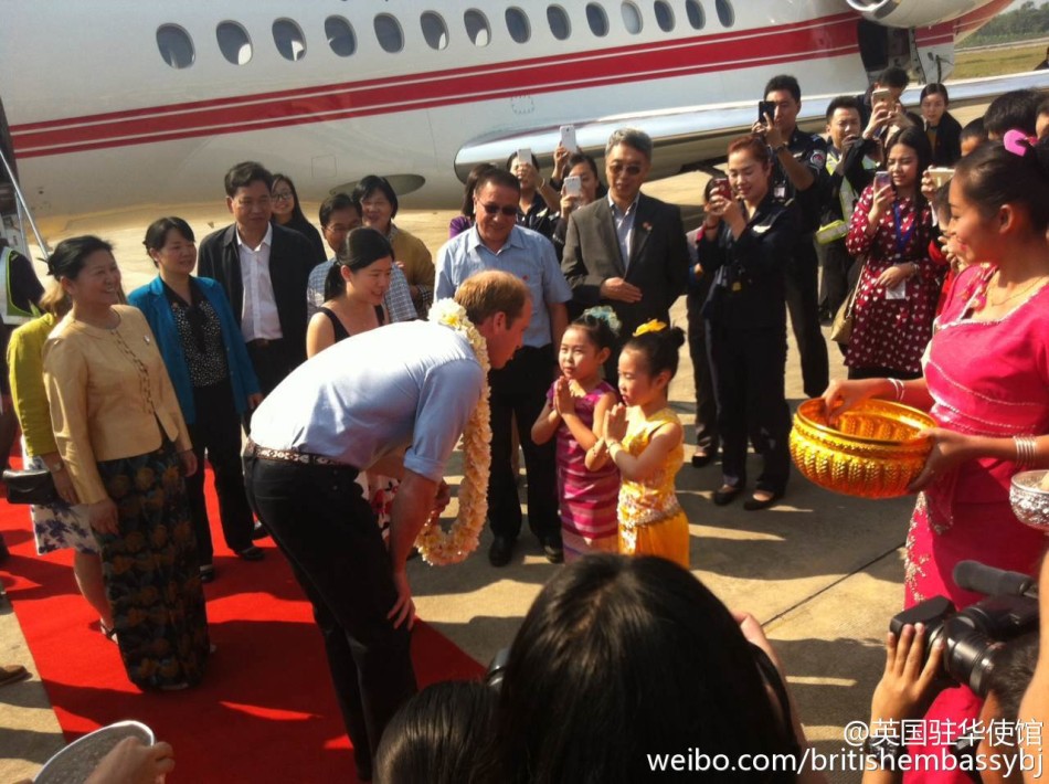 英国威廉王子抵达西双版纳访问 喂食亚洲象