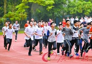 东莞出国留学呈现低龄化特点，图为东莞一中学的中学生。广州日报记者石忠情摄