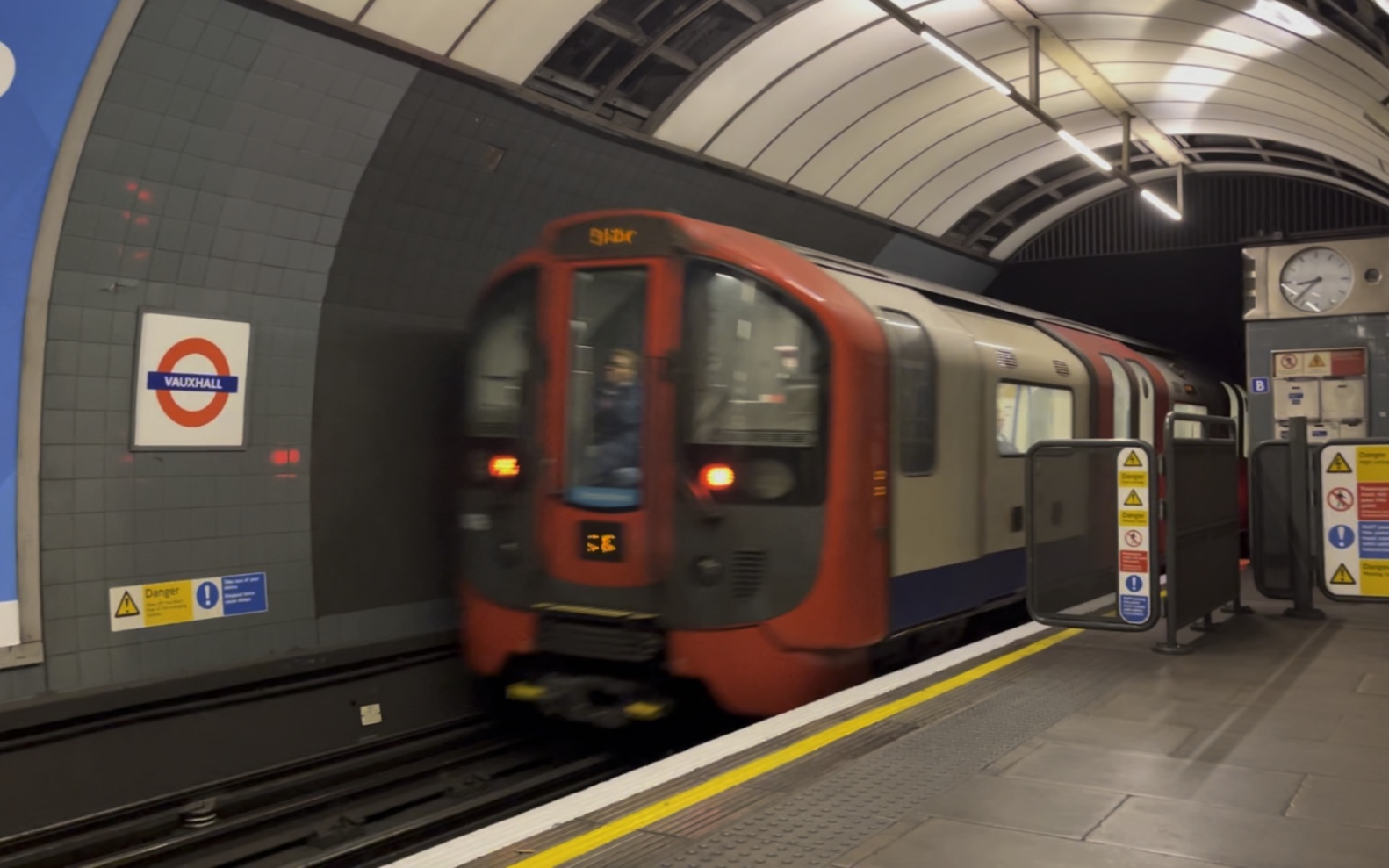 火车晚点因为“轨道上有树叶”？在英国，要学会与不确定性共存