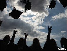 英国留学:英国12所大学考虑降低学费招揽学生 毕业生