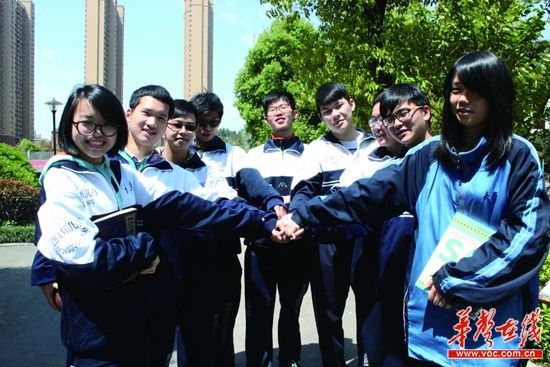 “最牛出国班”：70人收267封名校录取通知书