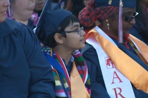 11岁的男孩塔尼什·亚波拉罕只用了一年的时间，就以4.0的满分从大学毕业。(网页截图)