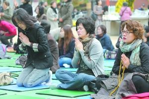 韩国高考家长为子女祈福。CFP供图