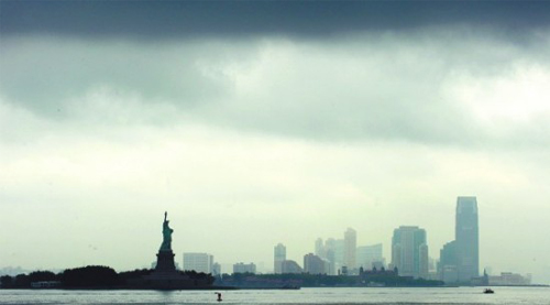 乌云下的自由女神像
