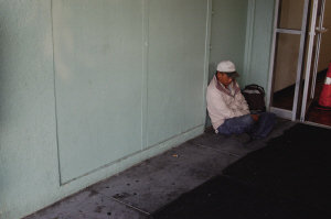 一位在蒙特利公园市流浪的华人。(美国《侨报》/邱晨 摄)