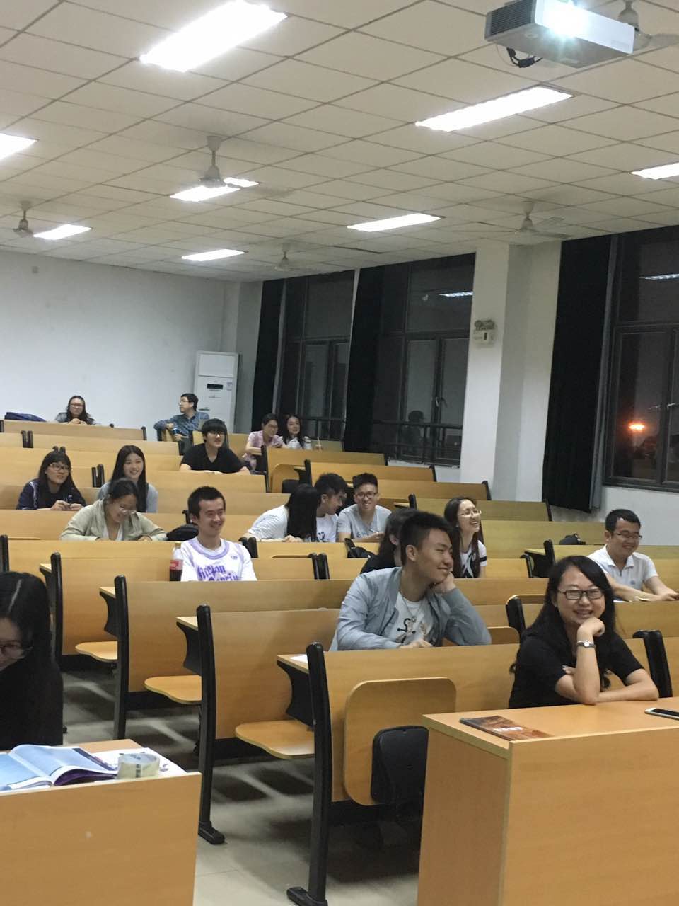 http://7xo6kd.com1.z0.glb.clouddn.com/upload-ueditor-image-20160513-1463123622431069795.jpg