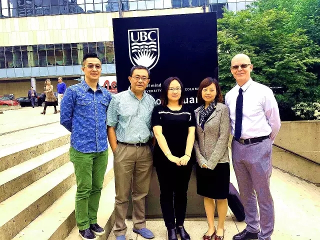 新东方考察团和UBC招生办老师合影 新东方考察团和UBC招生办老师合影