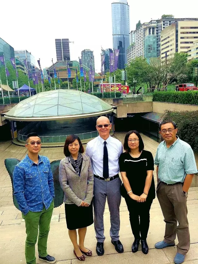 新东方考察团和UBC招生办老师合影 新东方考察团和UBC招生办老师合影