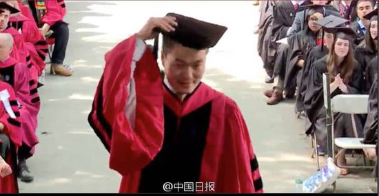 中国留学生首登哈佛大学毕业典礼演讲台