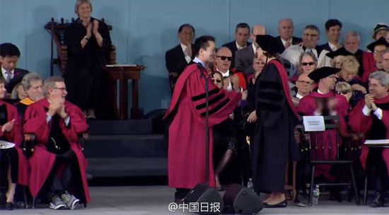 中国留学生首登哈佛大学毕业典礼演讲台