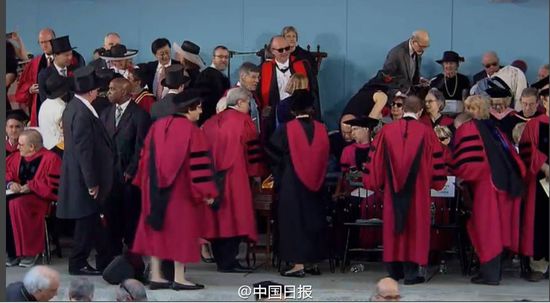 中国留学生首登哈佛大学毕业典礼演讲台