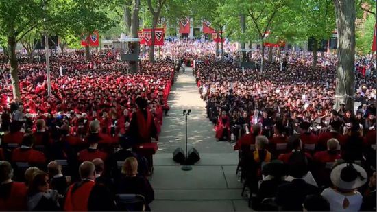 中国留学生首登哈佛大学毕业典礼演讲台