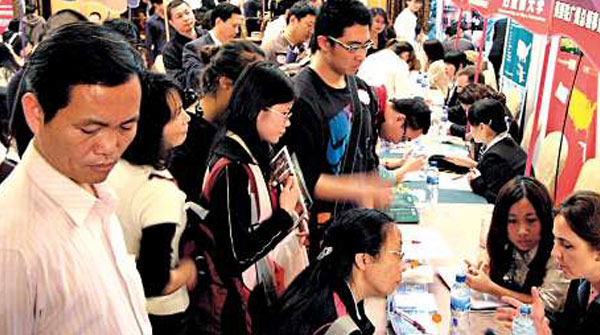 图说：持续不降温的留学热，正在不断推高世界“高考”。网络图