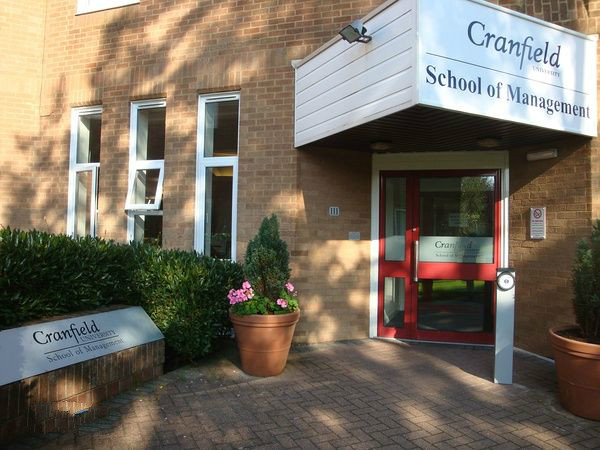 英国克兰菲尔德大学来访 校园一角 昆明新东方前途出国 英国克兰菲尔德大学来访 校园一角 昆明新东方前途出国