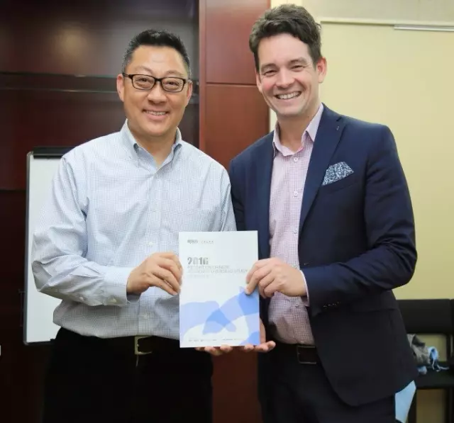 周成刚老师与澳驻华使馆教育领事Mr. Rhett Miller赠书留念-昆明新东方前途出国 周成刚老师与澳驻华使馆教育领事Mr. Rhett Miller赠书留念-昆明新东方前途出国