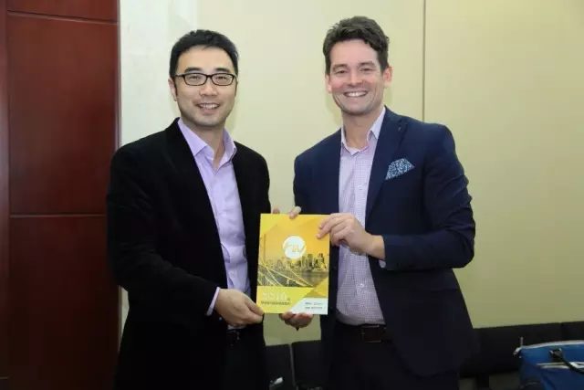 俞仲秋老师与澳驻华使馆教育领事Mr. Rhett Miller赠书留念 -昆明新东方前途出国 俞仲秋老师与澳驻华使馆教育领事Mr. Rhett Miller赠书留念 -昆明新东方前途出国