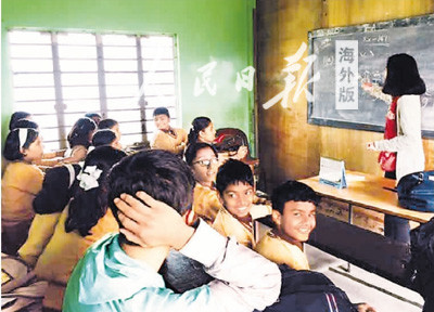 在印度支教时,袁怡(右一)在加尔各答一所小学授课,教小学生一些简单的英语、西班牙语单词文词汇。