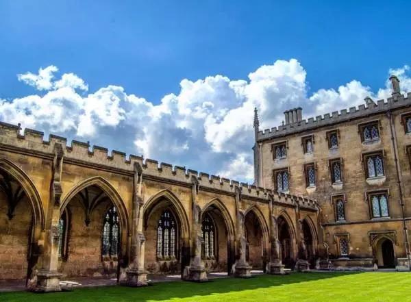 经济学专业最好的13所英国大学排名