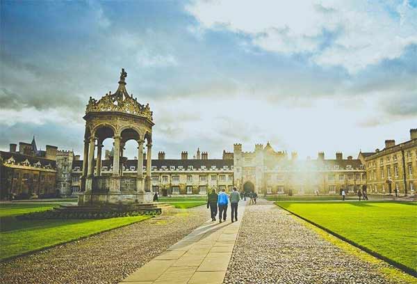 2018英国留学申请中12个热门专业及院校推荐!附最新专业排名!