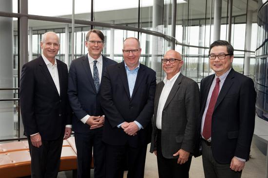 Edward A. Snyder 院长(耶鲁管理学院),Robert Helsley(尚德商学院) Peter Todd院长(巴黎HEC商学院),Luiz Artur Ledur Brito院长(FGV)及谭嘉因院长(港科大商学院)于2017年4月出席第五届全球高端管理联盟年度座谈会