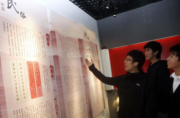 资料图：上海甘泉外国语中学的韩国留学生（左）在“读懂中国”文化体验馆内用中文朗读文学作品。新华社记者张明摄